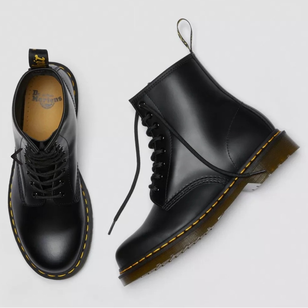 ✶NWOT✶ Dr. Martens Smooth Leather Lace-Up Boot